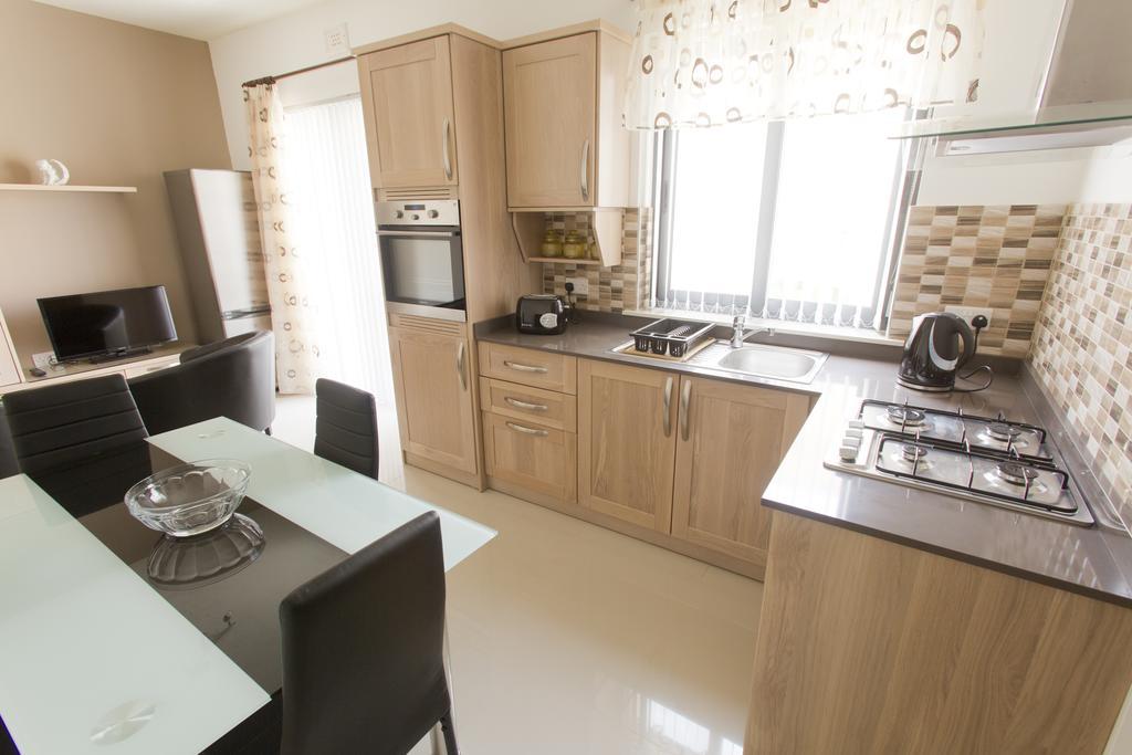 Waterside Apartments Marsalforn Rum bild